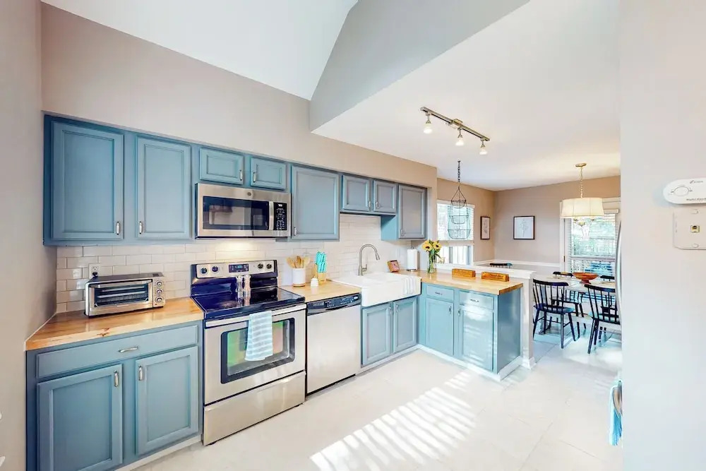 3BR Dog-friendly Retreat w/ Fireplace & Patio