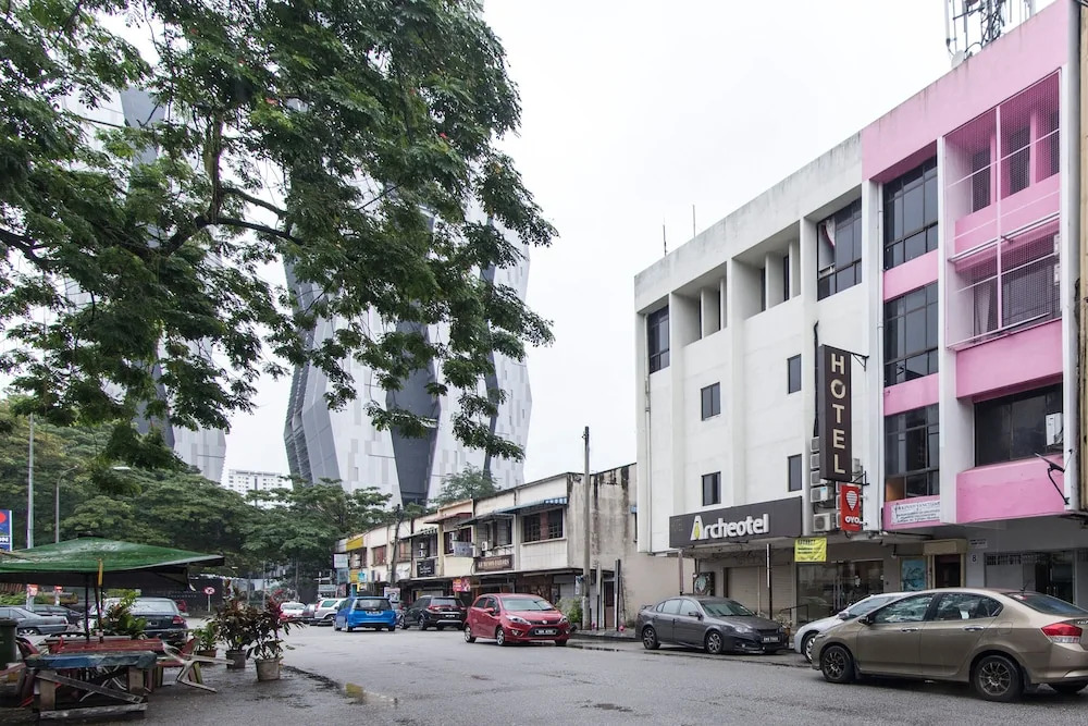 OYO 128 Archeotel Hotel