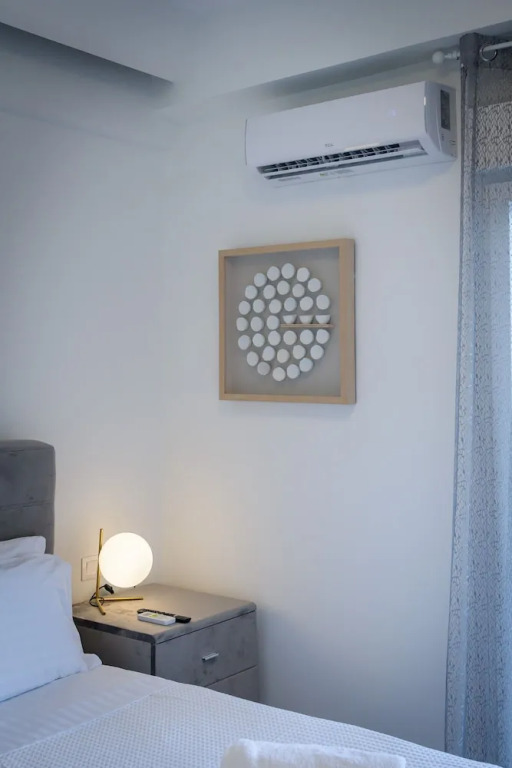 Lush Emerald apt in the heart of Athens