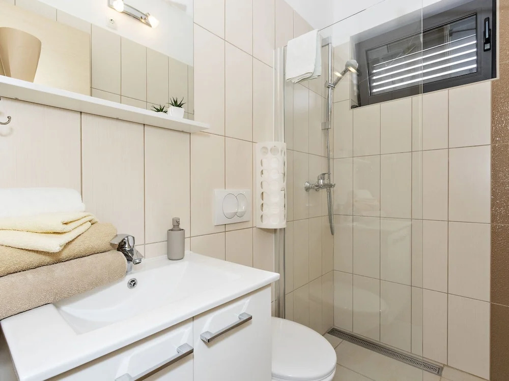 Modern Apartment in Newly Built House with Pool And Seview, 150m From the Beach