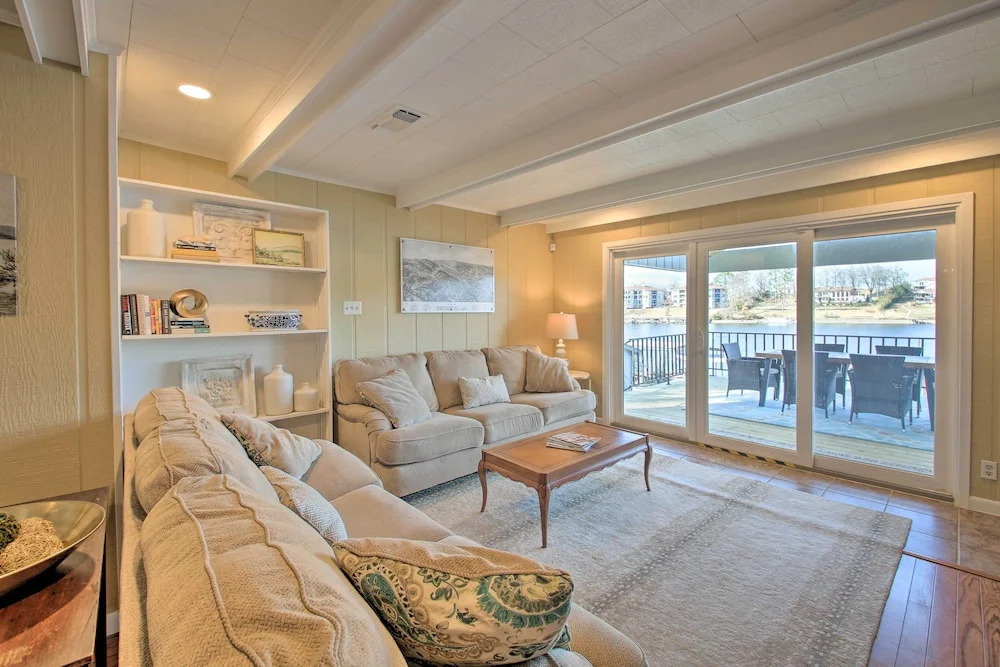 Waterfront Getaway w/ Dock on Lake Hamilton!