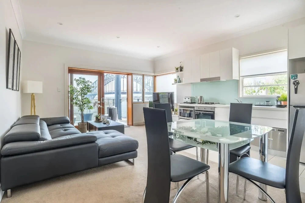 2 Bedroom Home in Kirribilli With a Great View