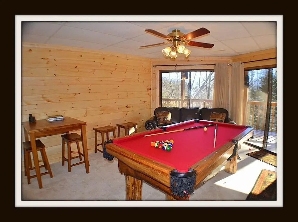 Rast Court Cabin 1016 - 4 Br cabin by RedAwning