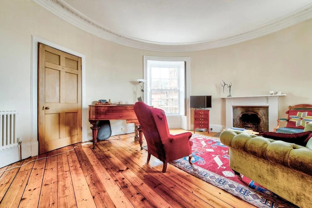 Heart of the City: St Andrew Square 2bed/2bath Apt