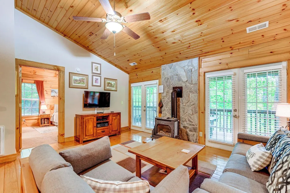 Serene Maggie Valley Retreat w/ Deck & Hot Tub!