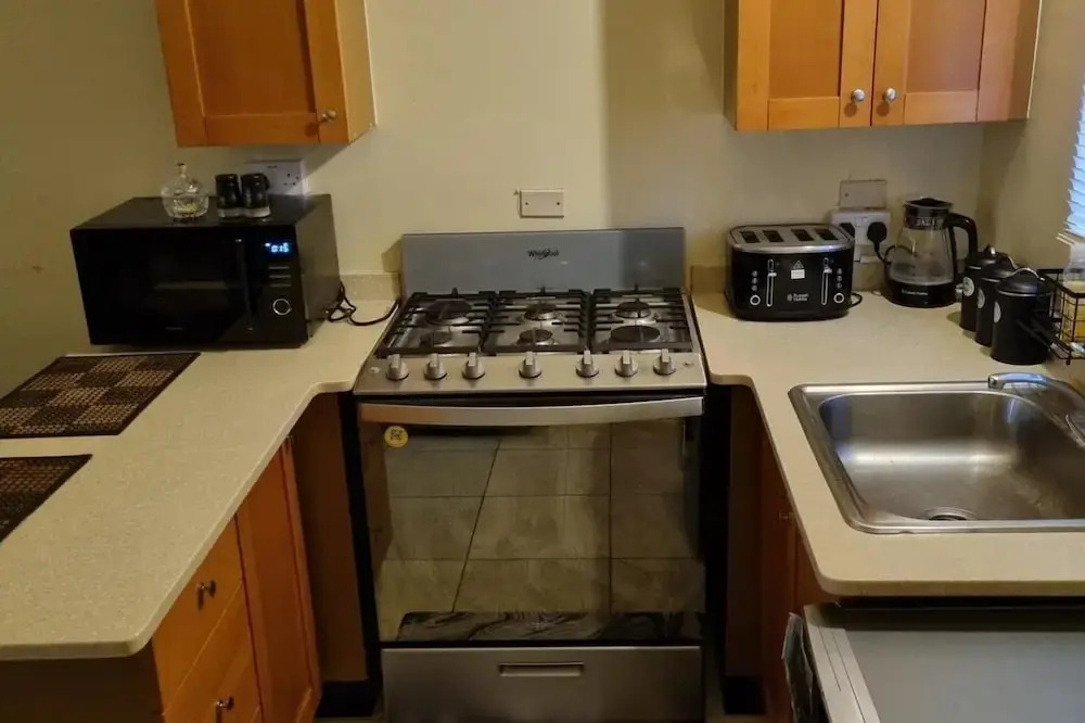 2-Bed Sleeps 4 Private Garden Parking