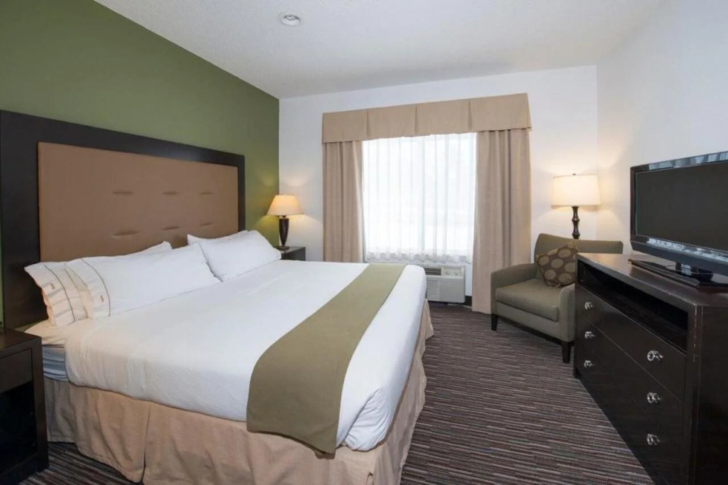 Holiday Inn Express & Suites Chicago Deerfield Lincolnshire by IHG
