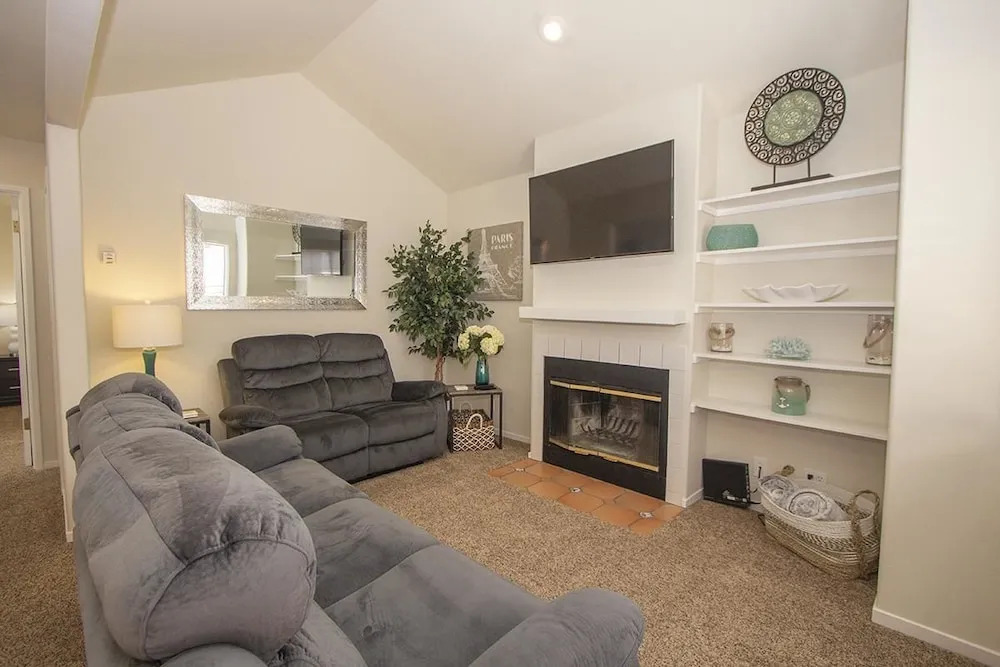 Beautiful 2 Bedroom Detached Apartment, Walk to Downtown Monterey and Fishermans Wharf