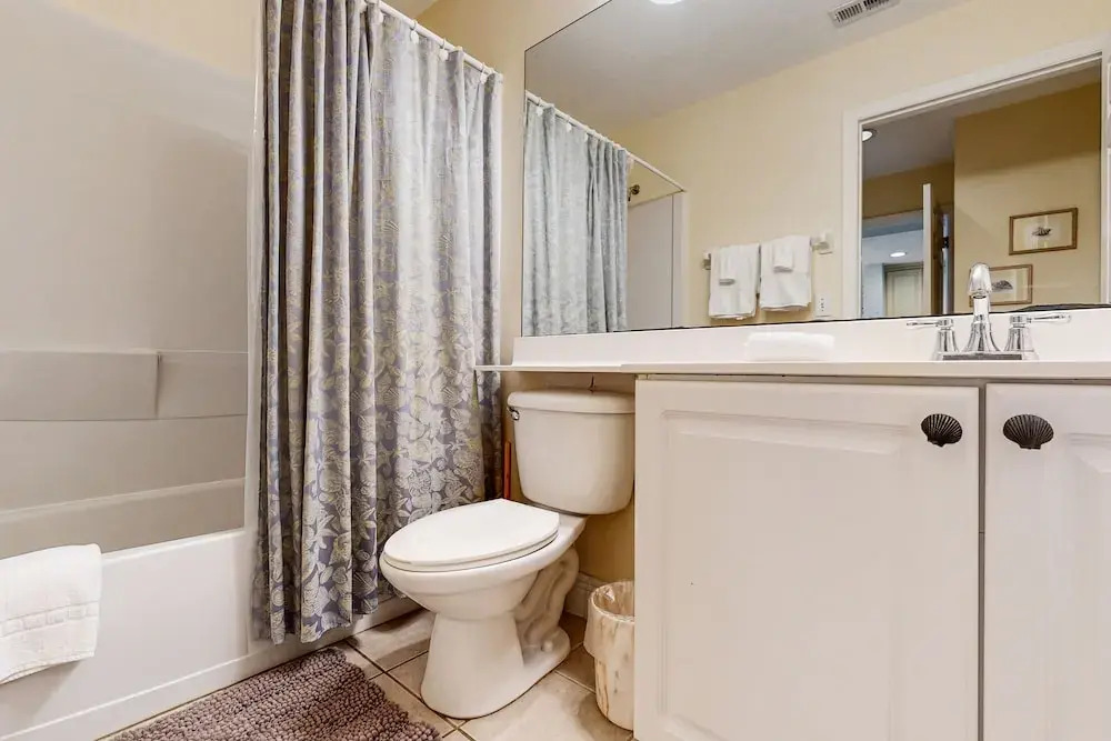 Oceanfront Condo With Great Ocean View, Balcony, Fast Wifi & 2 Shared Pools