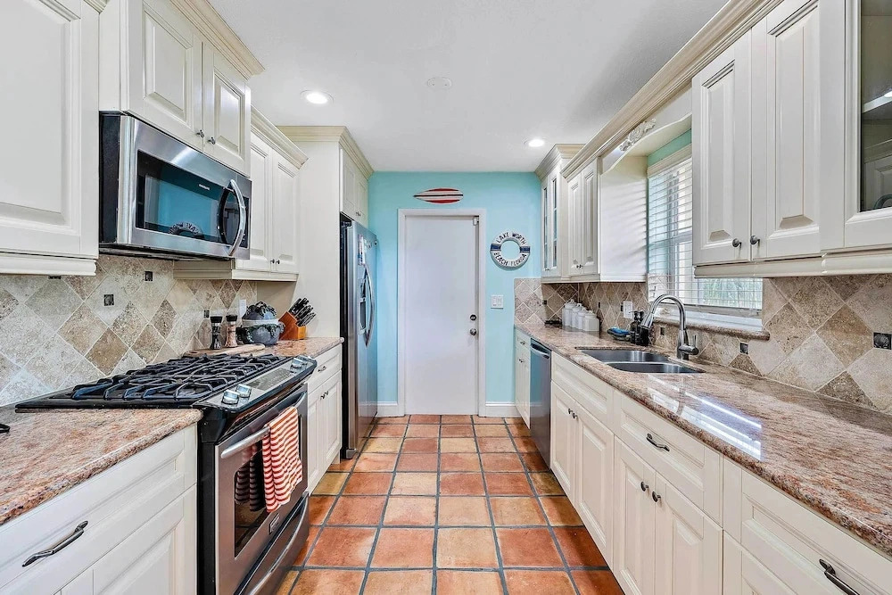 1 Mi to Shore: Pet-friendly Lake Worth Beach Home