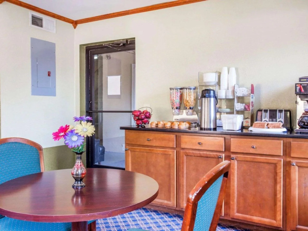 Rodeway Inn & Suites Fort Jackson