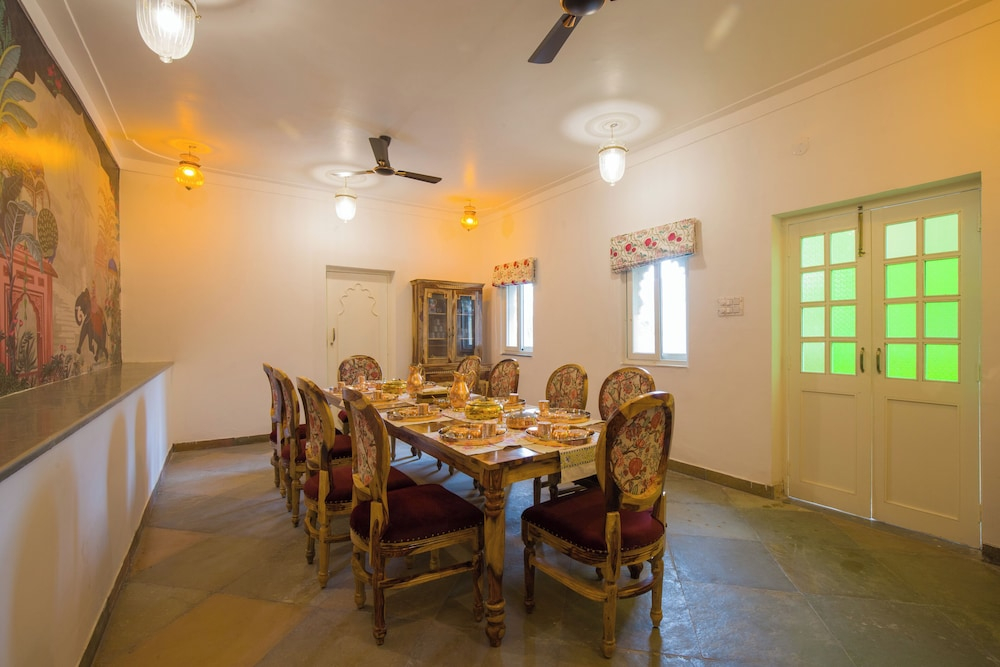 ELIVAAS Amber Royale 3 BHK with Pvt Pool