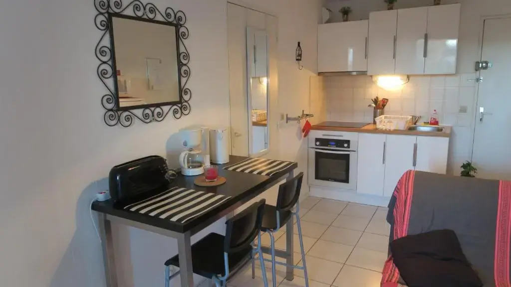 Appartement residence avec piscine a deux pas des plages