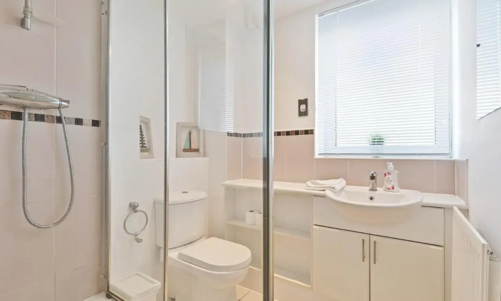 Central Big House | Large Group House | 4 Bedrooms 3 Bathrooms | Roof Terrace | City Centre