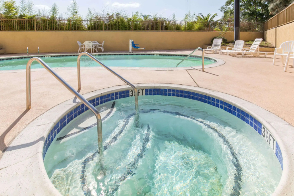 Ramada by Wyndham Ontario Airport & Convention Center