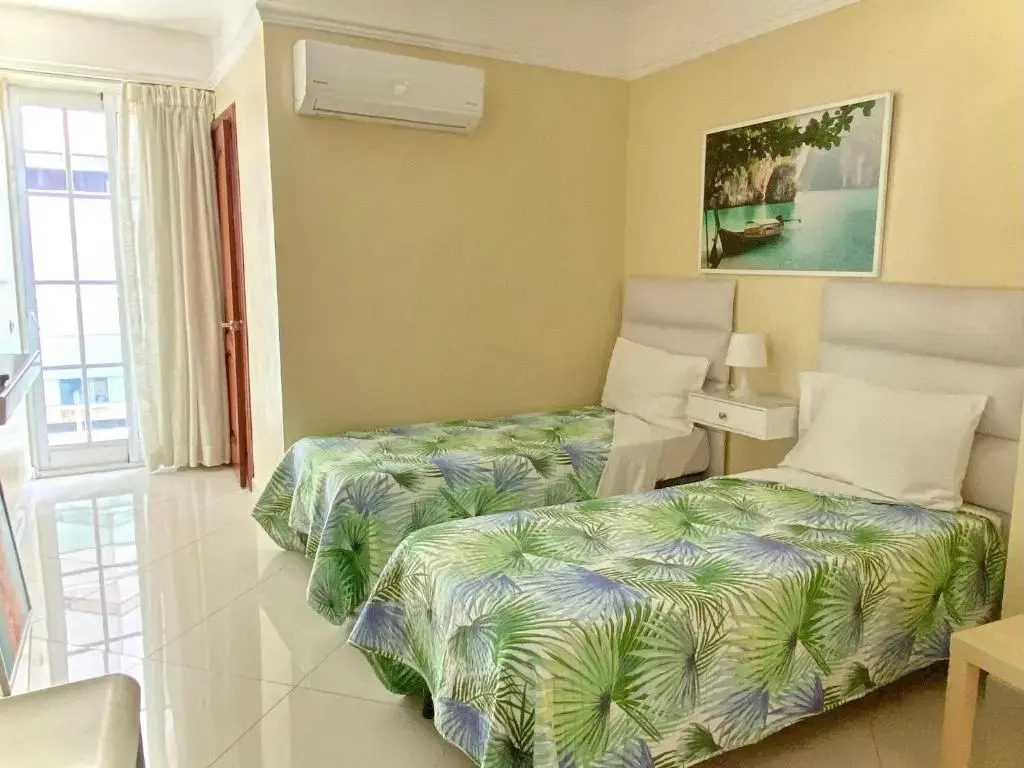 Hotel Shakey