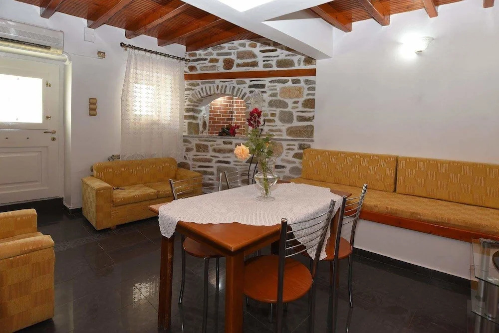 Akadia Syros