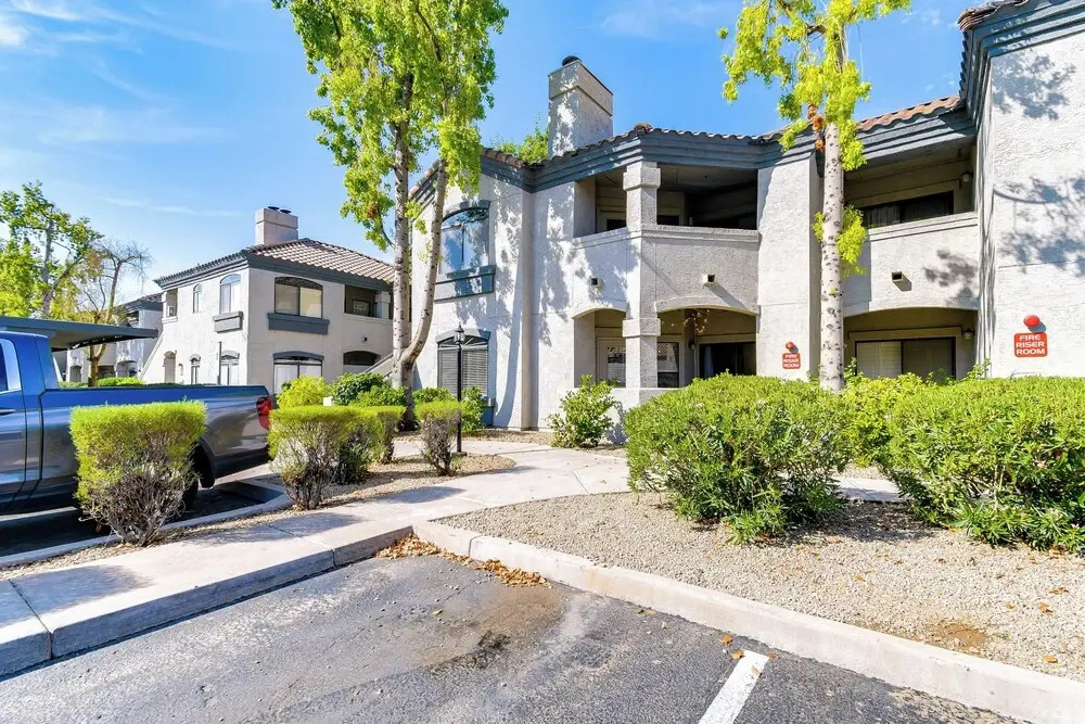 3 Mi to Tpc: Chic Condo w/ Pool Access & Grills