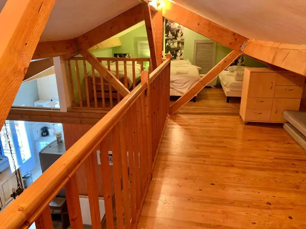 Rez de Piscine, 10 Personnes - RÊVE DE PAPILLON et À Létage, 5 Personnes - NID DÉTOILES, Il sagit bien de deux gîtes individuels qui sont reliés par un escalier interne, cela permet a une grande famille de louer les deux gîtes