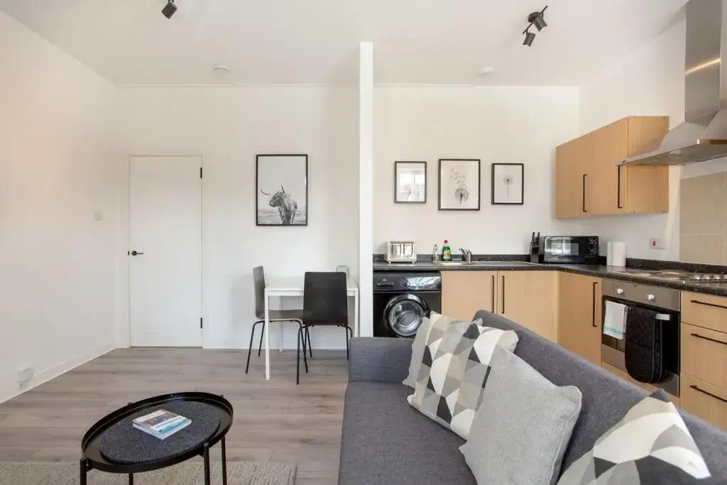 Modern & Bright 1 Bed for 4 Close To City Centre! (Adults Only)