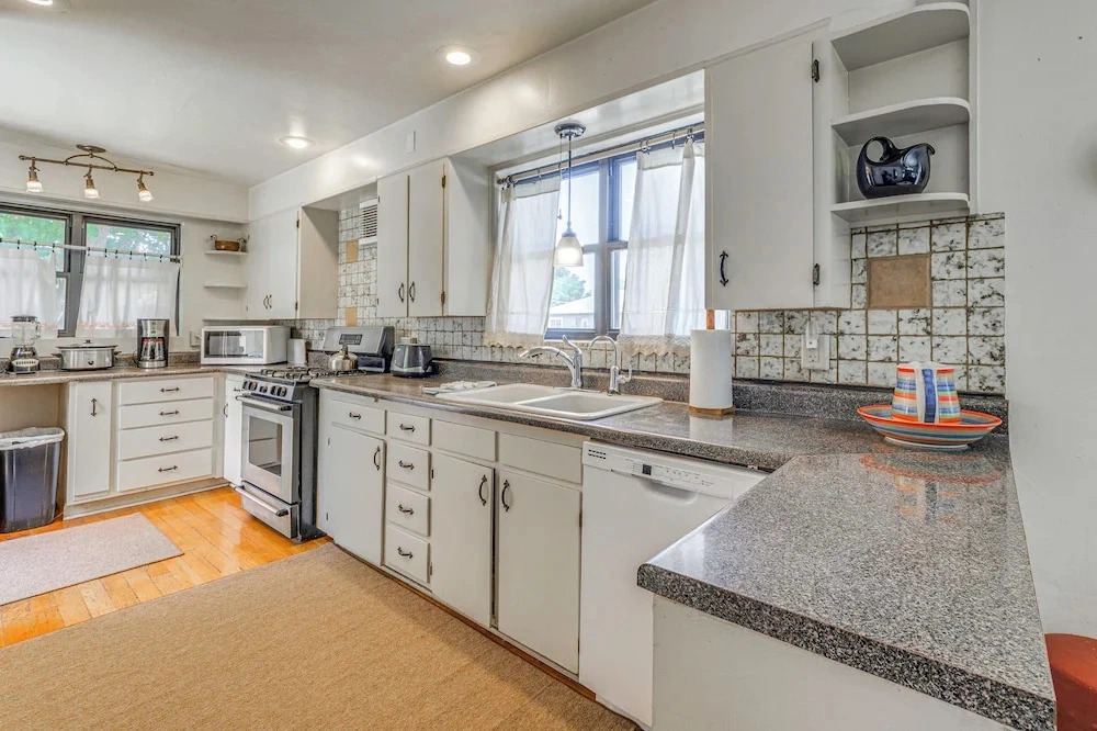 Highly Walkable Area! Charming Roswell Bungalow