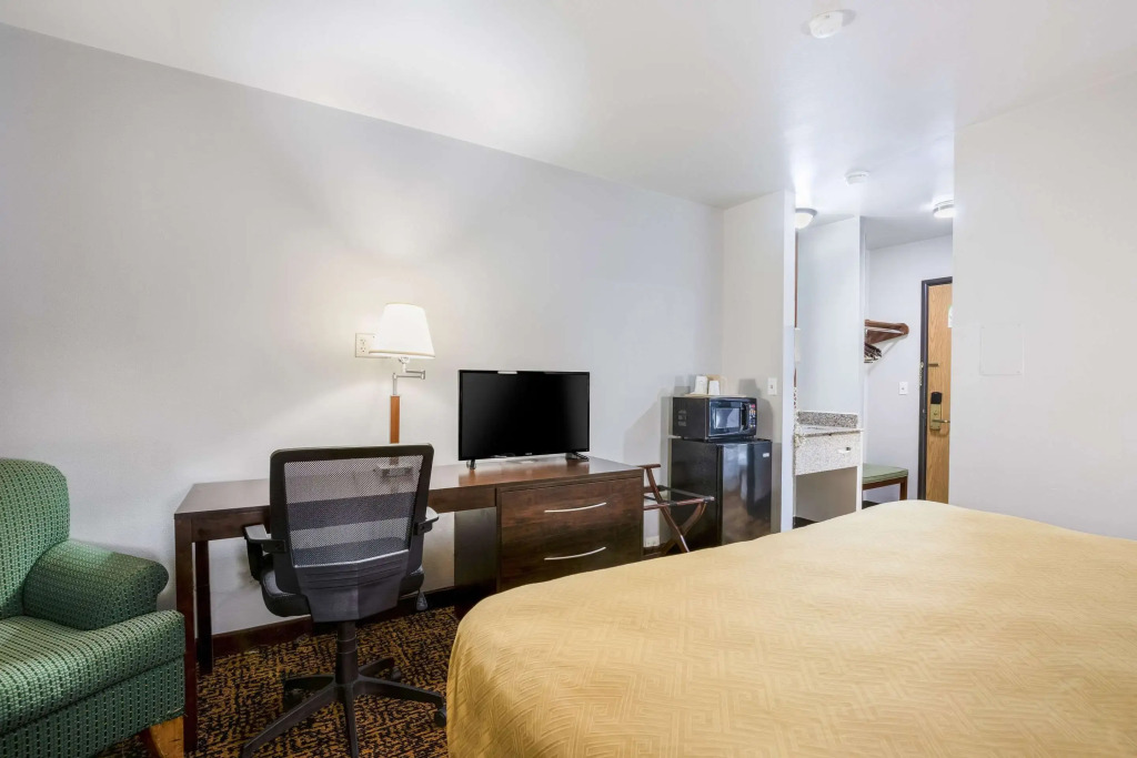 Days Inn & Suites Milwaukee Airport