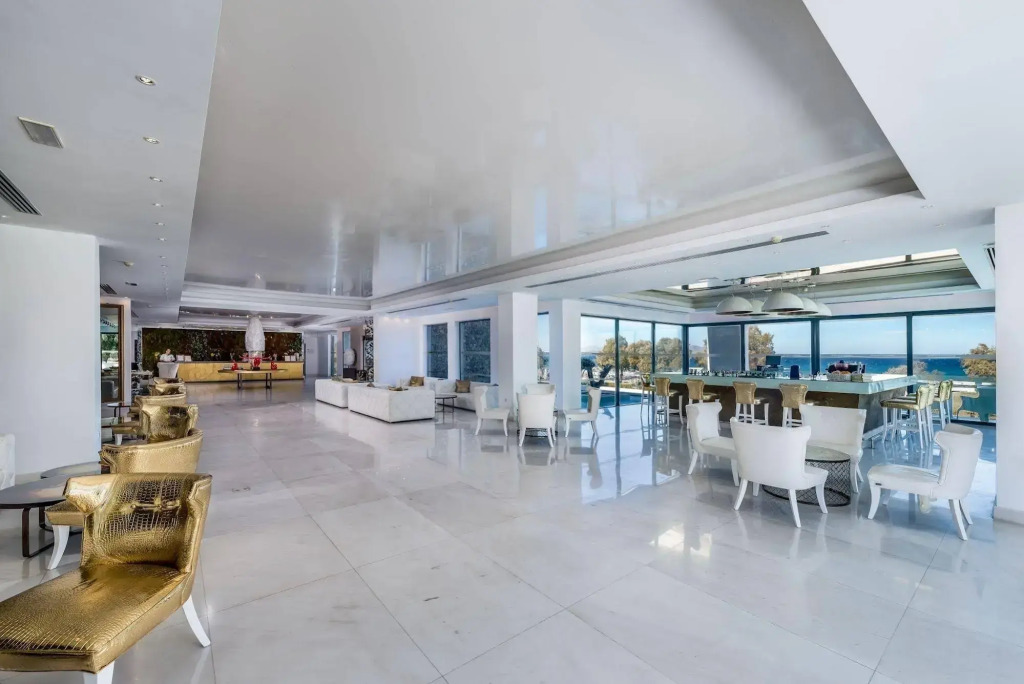 Diamond Deluxe Hotel