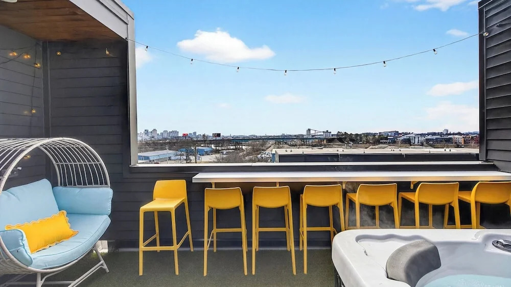 Girls Night Out by Avantstay Private Karaoke Lounge + Hot Tub + Rooftop + Downtown Views