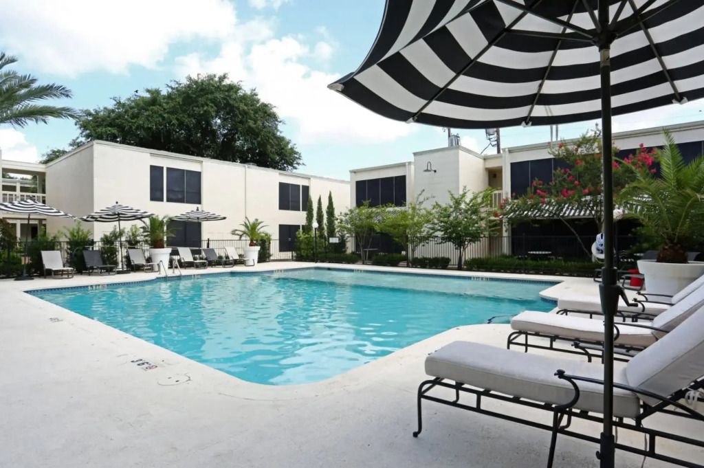 Chic 2BR Near Triangle With King Beds Fast Wifi