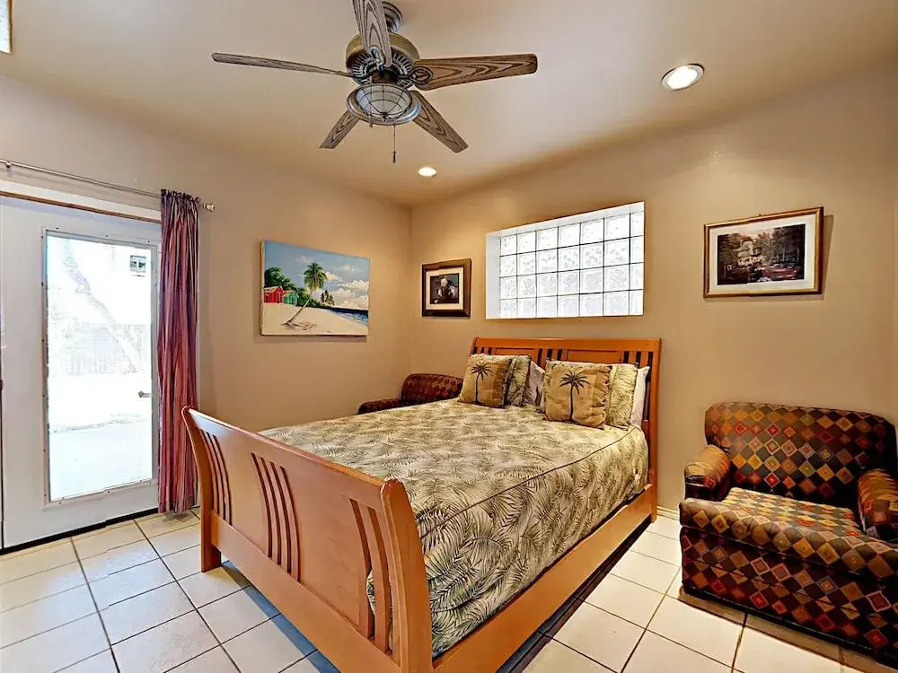 Parade 121 House - 3 Br home by RedAwning
