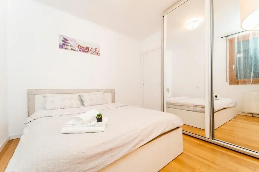 Central 700 square Fructus plaza - Eva apartment