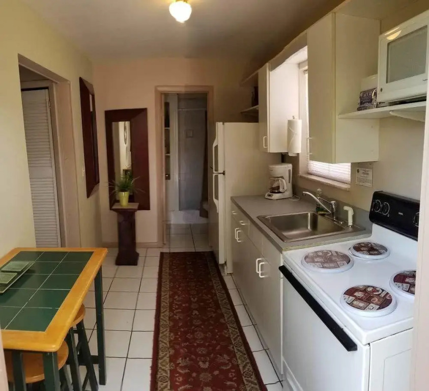 INN LEATHER GUEST HOUSE-GAY MALE ONLY