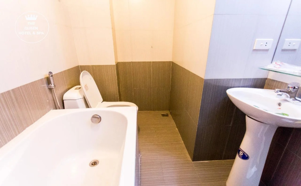 The Queen Hotel & Spa 2