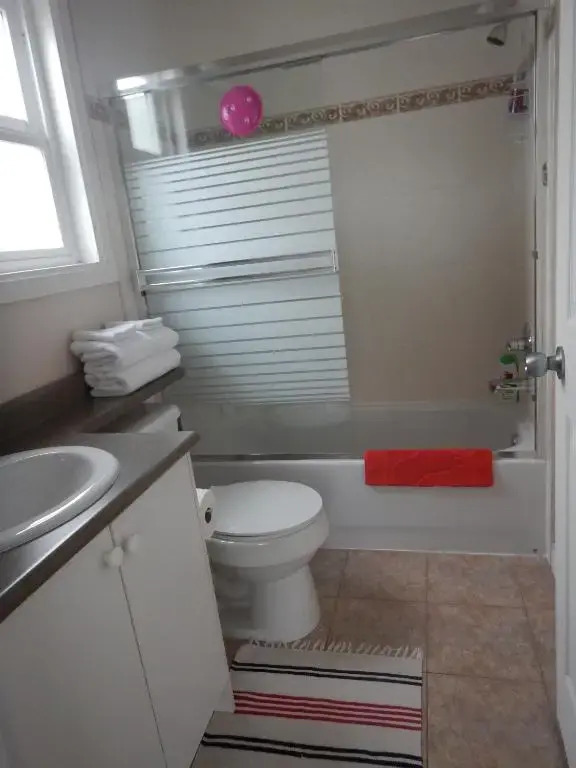 Clean and Quiet 2 bdr 2 bthr private entrance entire guests suite near Coquitlam Center mall and skytrain