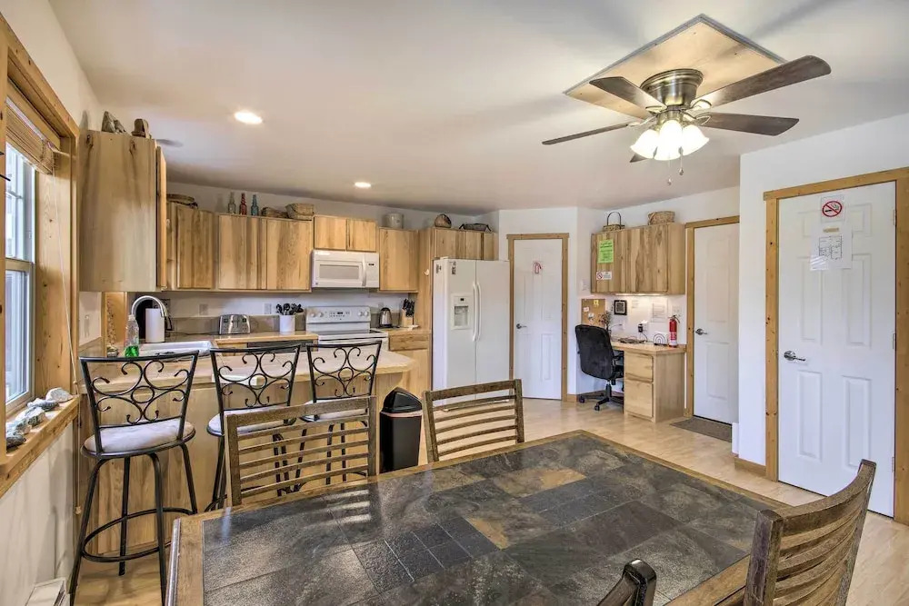 Inviting Townhome: 30 Mi to Yellowstone NP