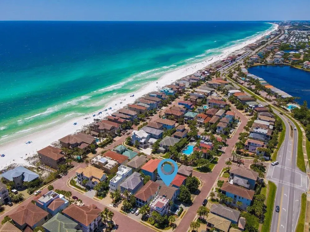 Destin's Gem by Avantstay Steps to the Beach w/ BBQ & Pool