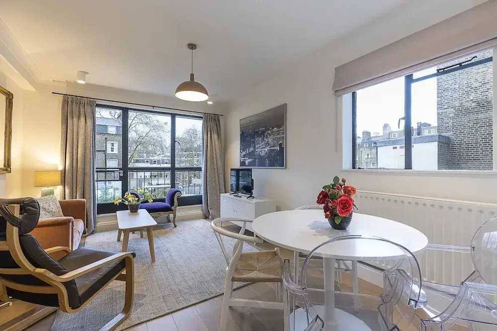 Modern 2BR Flat Minutes From Kensington Gardens