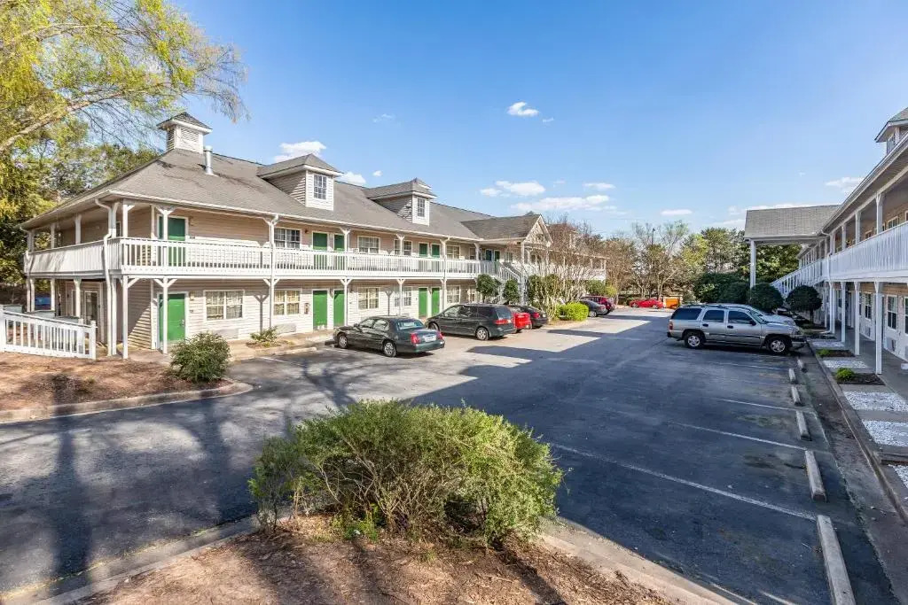 HomeTowne Studios by Red Roof Atlanta - Norcross South