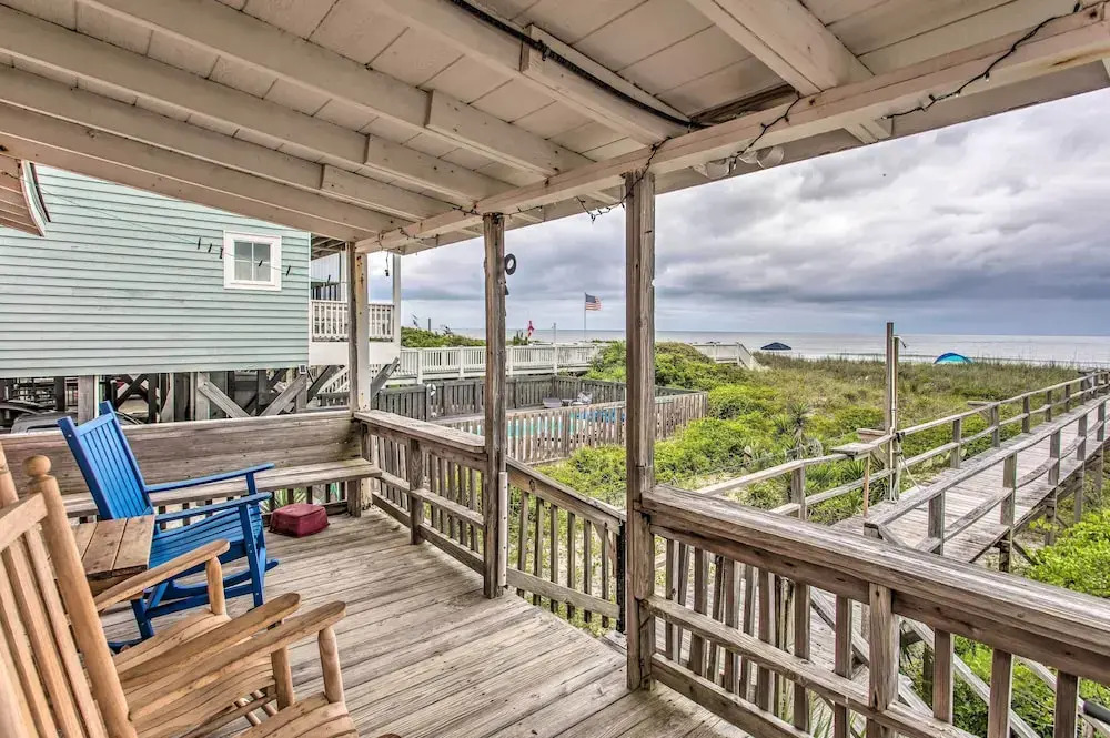 Rustic Beachfront Cottage w/ Deck & Boardwalk