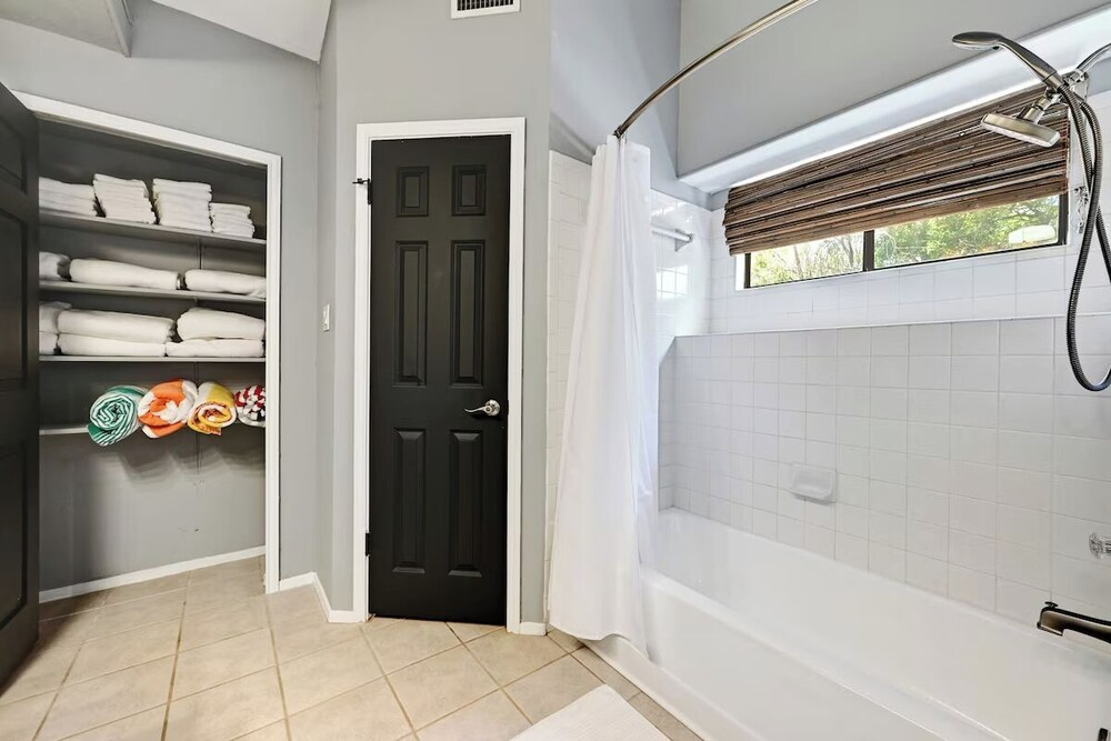 Modern 3BR Home in Vibrant Austin Pool