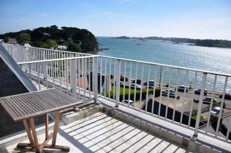 Appartement Avec Superbe Vue Mer Et Terrasse, À 100m Plages À Tregastel - Ref 97