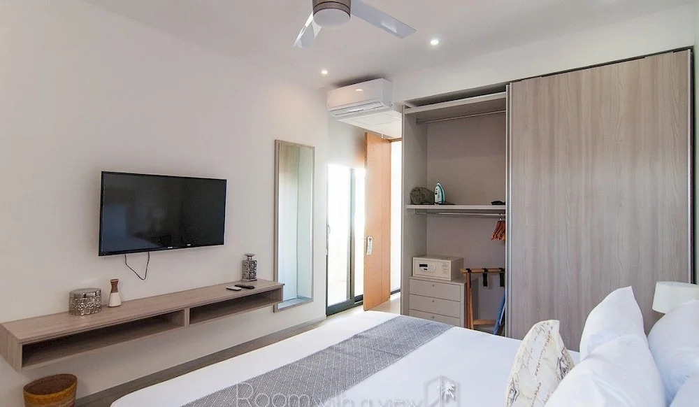 Menesse City Condo 1417