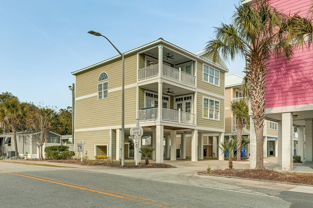 1 Block to Shore: Myrtle Beach Home w/ Pool Access