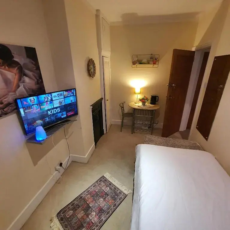 Monalisa single room near Edgware station
