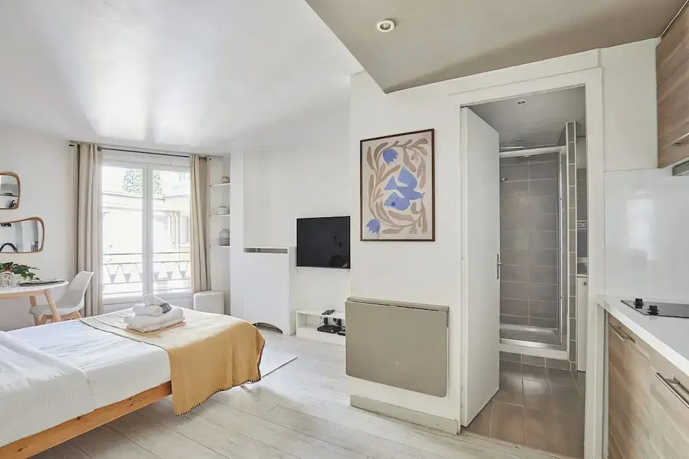 22 m2 Studio Located on the 6th Floor With Elevator: - 1 Bedroom With 140 cm Double bed - Television, Wifi - Equipped Kitchen - 1 Bathroom With Shower and 1 Toilet The Cleaning fee Includes