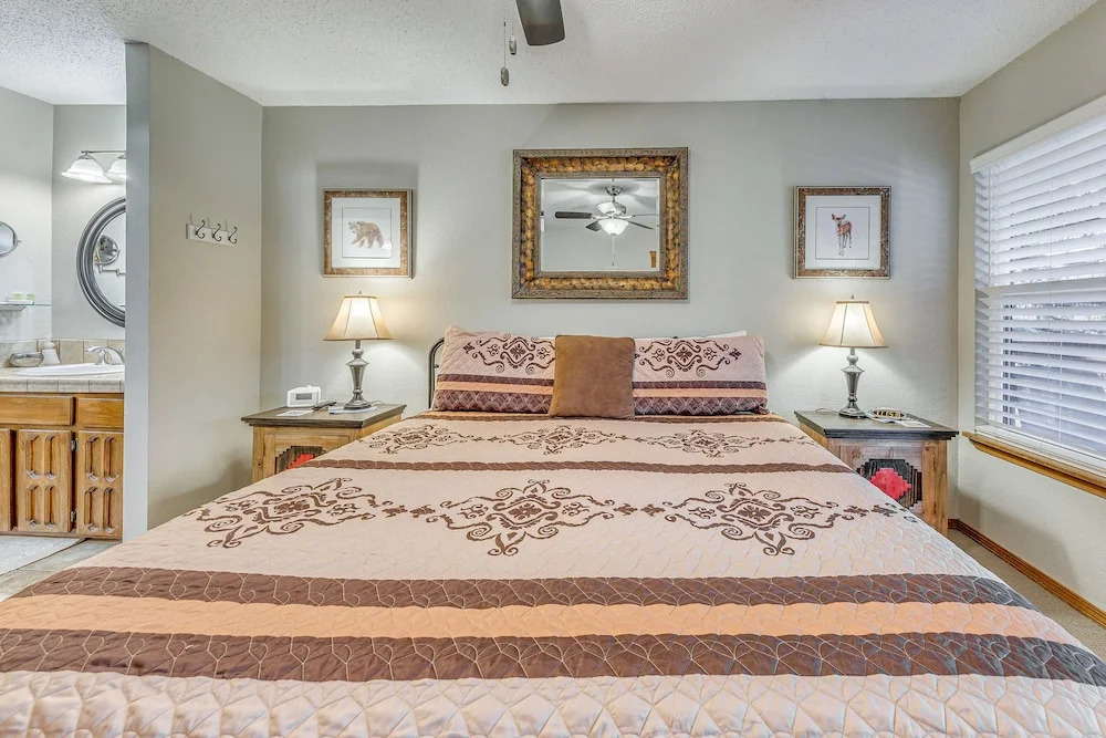 Ruidoso Condo w/ Hot Tub: Long Walk to Midtown!