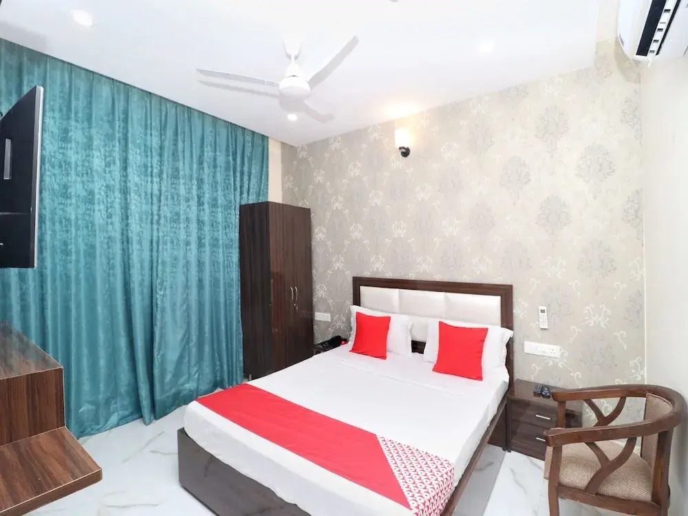 OYO 18476 Woods Inn