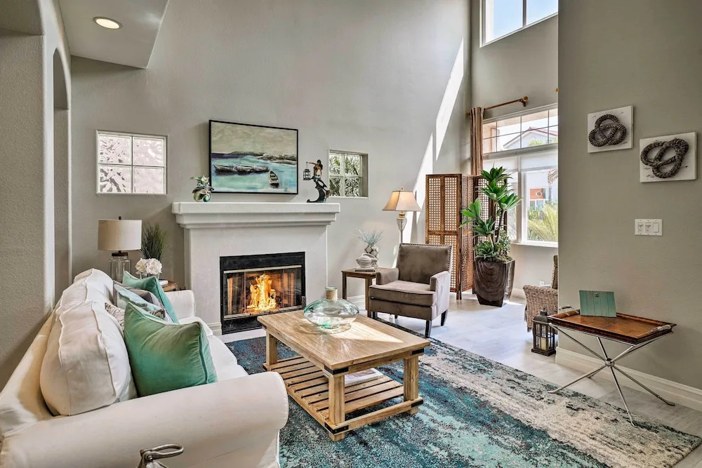Oceanside Home w/ Rooftop Patio, Walk to Beach!