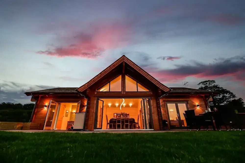 Cuddfan Lodge on a Beautiful Lake