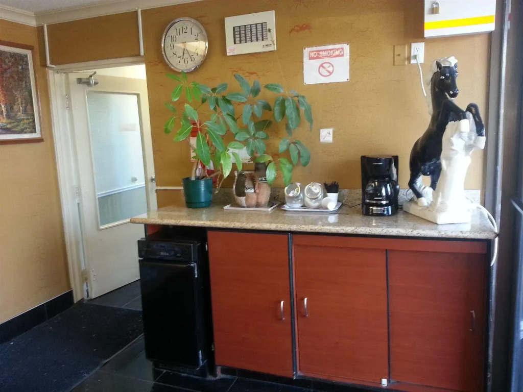 Queensway Motel